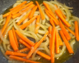 Foto del paso 3 de la receta: Noodles con pollo y gambas