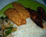 Foto langkah ke 7 dari resep Nasi Ikan tongkol balado Tumis toge kacang panjang dan tempe goreng.