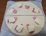 Foto del passaggio 2 della ricetta Cornetti salati di sfoglia con cotto e formaggio