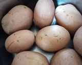 Rakott burgonya házi kolbászból, sajttal besütve recept fázis 1 fotója