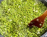 Une image de l'étape 3 de Petits pois aux œufs pochés – recette Portugaise.