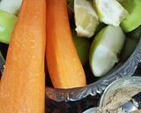 Foto del paso 2 de la receta: Jugos naturales: zanahoria, manzana, jengibre y otros 🍏🍎🥕🍋