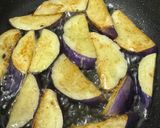 Gambar langkah 2 resipi Tauhu dan terung goreng tumis.