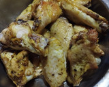 Foto del paso 2 de la receta: Alitas de pollo al horno con ensalada mixta