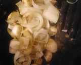 A picture of step 1 of Button mushrooms & leek in gravy.