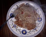 Foto del paso 3 de la receta: Fideos con cebolla y morrón rojo y salsa soja