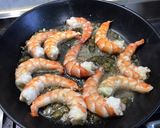 Une image de l'étape 8 de Gambas sauvages à la tomate, câpres et aneth.