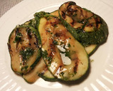 Foto del paso 4 de la receta: Calabacín a la plancha, con crema de ajos y perejil