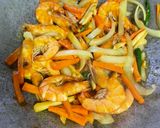 Gambar langkah 7 resipi Udang Goreng Kunyit.