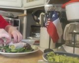 Foto del paso 3 de la receta: Ensalada de vegetales verdes con rollitos de jamón