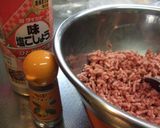 A picture of step 2 of Simple Hand-Kneaded Hamburgers.