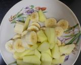 A picture of step 5 of Apple banana pie.