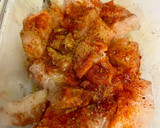 Foto del paso 2 de la receta: Lubina en adobo al pimentón y con su piel crujiente (el torrezno del mar 🌊)