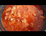 Foto del paso 2 de la receta Carne y asadura de cerdo con tomate