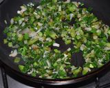 Foto del paso 2 de la receta: Salsa de crema al verdeo con alcaparras