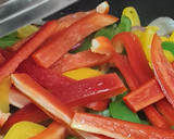 Foto del paso 2 de la receta: Peperonata 🫑🍅🧅🧄 Pimientos morrones rojo, amarillo y verde en aceite de oliva virgen extra 🇮🇹