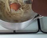 White spaghetti and stew with egg