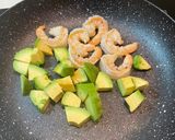 A picture of step 2 of Shrimp and avocado pasta with lemon cream.