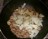 A picture of step 4 of Black Pepper Stir Fried Noodles.