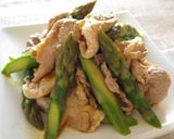 A picture of step 7 of Pork and Asparagus Tossed in Egg Yolk and Soy Sauce.