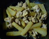A picture of step 4 of Daikon and Chicken Sautéed in Doubanjiang Paste.