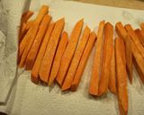 Pikantne frytki z batata 🍟🔥 krok przepisu 1 zdjęcie