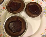 Foto del passaggio 5 della ricetta Tortini al cioccolato extra fondente con cuore di marmellata