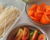 Foto langkah ke 1 dari resep Bening Oyong, Wortel dengan Jamur Enoki.
