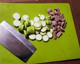 Foto langkah ke 3 dari resep Sup Oyong So-un Bakso.