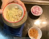 รูปขั้นตอนการทำที่ 1 ของ หมูผัดกะปิ