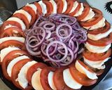 Une image de l'étape 4 de Salade de tomates à l oignon rouge et mozzarella di buffala.