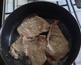 Foto del paso 2 de la receta: Bifecitos en sartén con arvejas huevo y salsa