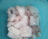 Foto langkah ke 1 dari resep Cumi Enoki Asam Manis.