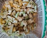 A picture of step 1 of Aloo gobhi.
