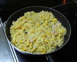 A picture of step 5 of [Farmer's Recipe] Fried Rice with Prawns and Lettuce.