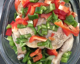 Foto del paso 2 de la receta: Pollo asado al limón con calabacín y pimiento
