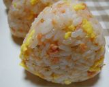 A picture of step 3 of Salmon Flakes and Scrambled Egg Rice Balls.