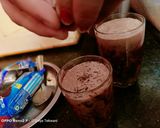 A picture of step 4 of Oreo milkshake.