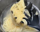 Foto langkah ke 1 dari resep Creamy Garlic Chilli Prawn Pasta.