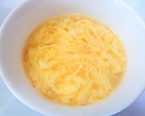 A picture of step 5 of Fluffy Egg-Drop Soup with Boiled Chicken Broth.