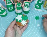 A picture of step 7 of Ready-made cupcakes with Fondant topper independence day theme.