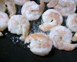 A picture of step 4 of Savoury Prawns Coated in Chili Sauce.