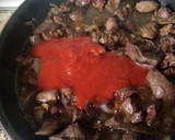 Foto del paso 3 de la receta: Higaditos de pollo en cebolla y salsa de tomate
