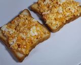 Foto langkah ke 3 dari resep Spicy Egg Sandwich.