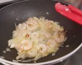 A picture of step 1 of Spaghetti with creamy avocado and prawns.