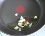 A picture of step 2 of Aglio, Olio e Peperoncino with Bacon.