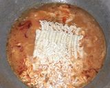 Foto langkah ke 4 dari resep Mie Kuah Pedas Sosis.
