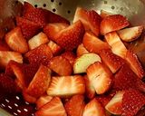 Foto del paso 1 de la receta: Fresones con crema de Módena y Cítricos