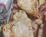 Foto del paso 3 de la receta: Tostadas de bacon, pollo, cebolla y miel/mostaza
