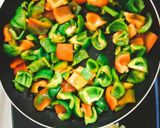 Hình bước làm 2 của món Ớt Chuông xào Sa tế